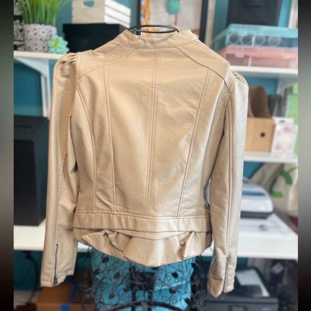 Women’s Jacket - Picture 2 of 6